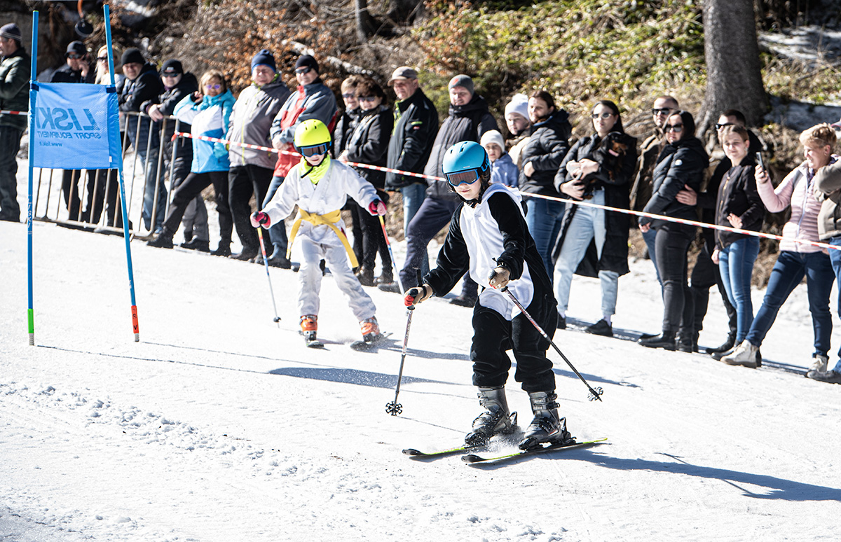 Kreatív járművek és jelmezes kavalkád